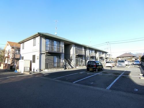 建物外観　南向きで前面駐車場☆日当たりの良い物件です♪