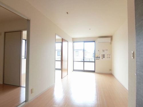 居室・リビング　南向きのお部屋です☆南側にエアコン１台付き！！