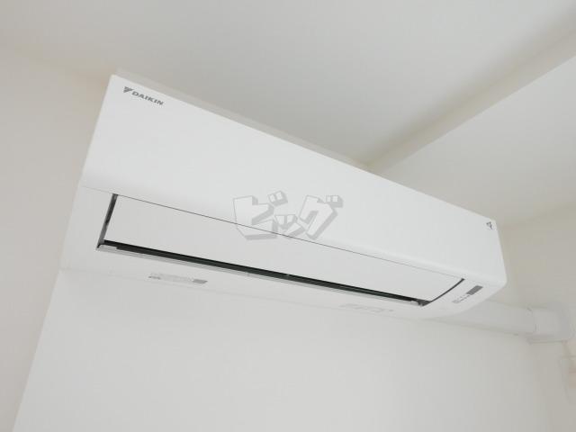 その他設備　夏もカラッと快適♪エアコン付きです！
