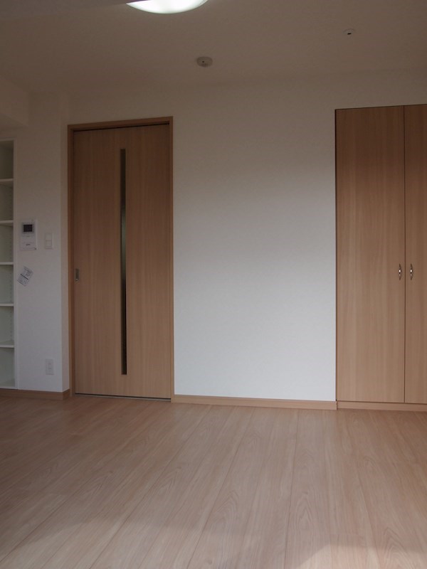 その他部屋・スペース　「明るい色の床材を使用したお部屋です」