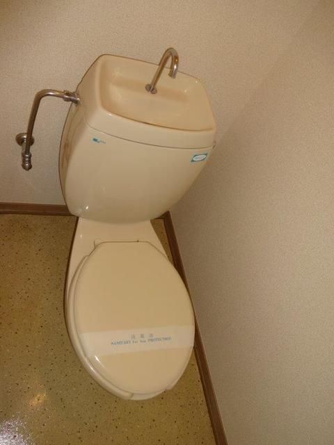 トイレ　白基調で清潔感のあるトイレです♪