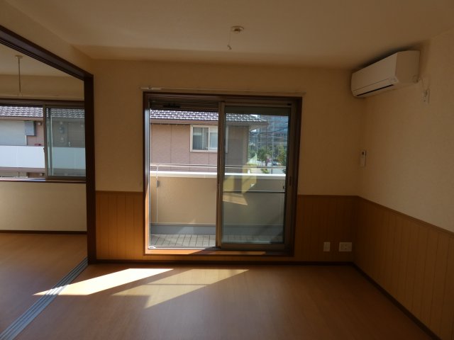 居室・リビング　隣の洋室と繋げれば、20帖近い開放的なお部屋です。