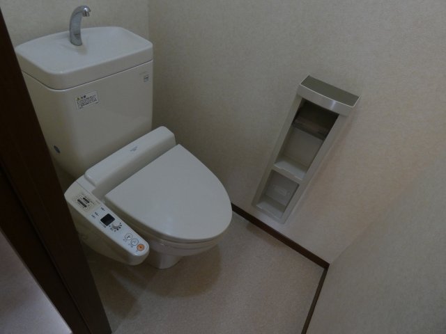 トイレ　温水洗浄便座完備です。