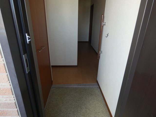 玄関　お散歩用のフック付きです。