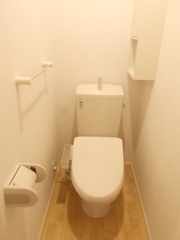 トイレ　落ち着いた色調のトイレです