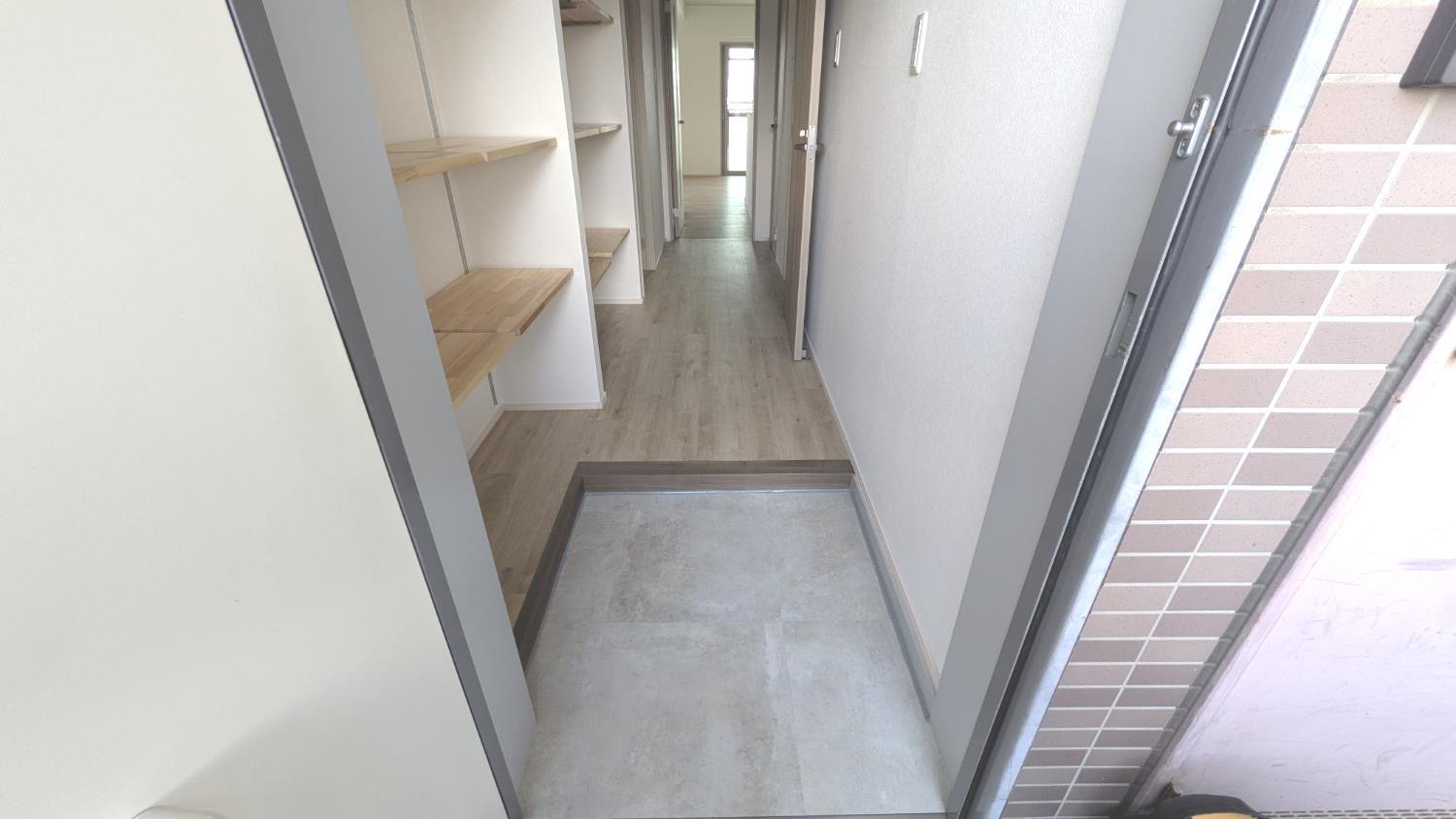 玄関　玄関です、左側の可動棚は靴箱としてご利用ください。