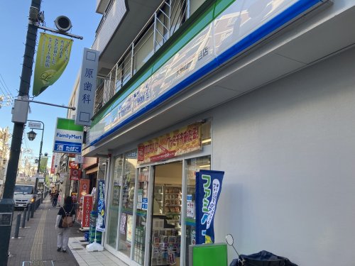 コンビニ　ファミリーマート（コンビニ）まで685m