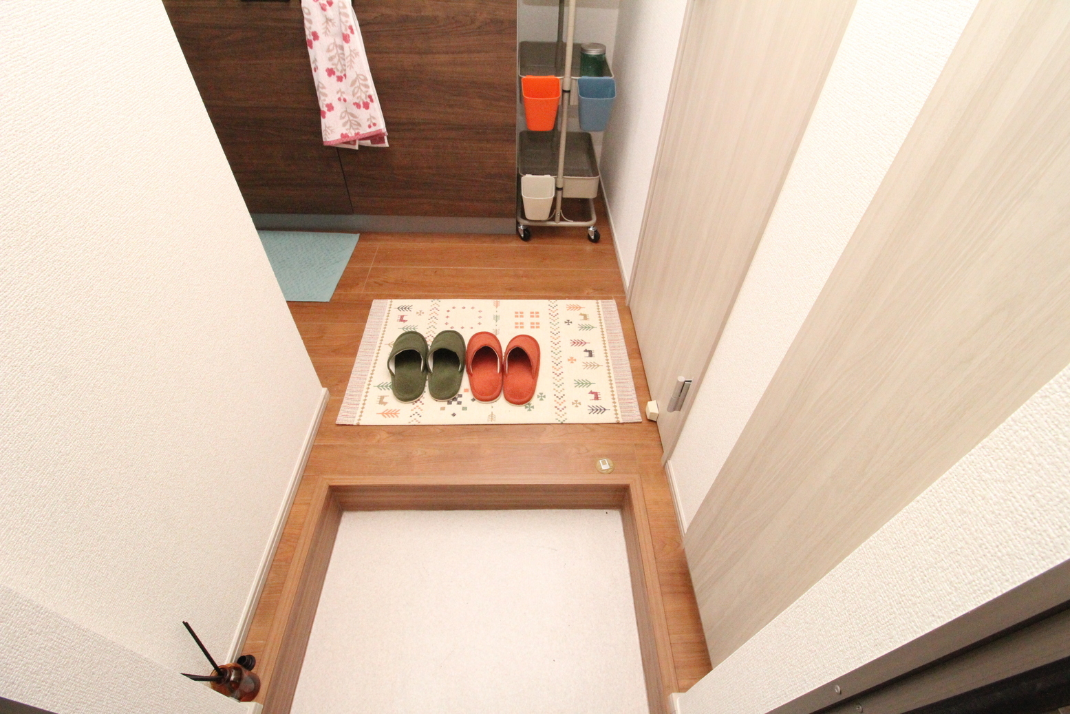 玄関　写真は同タイプのお部屋です