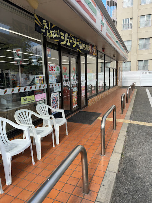 コンビニ　セブンイレブン（コンビニ）まで400m