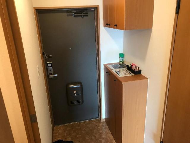 玄関　上下にしまえるカウンター下駄箱