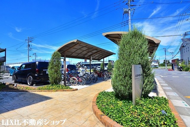 その他共有部分　敷地内に屋根付きの駐輪場があります。