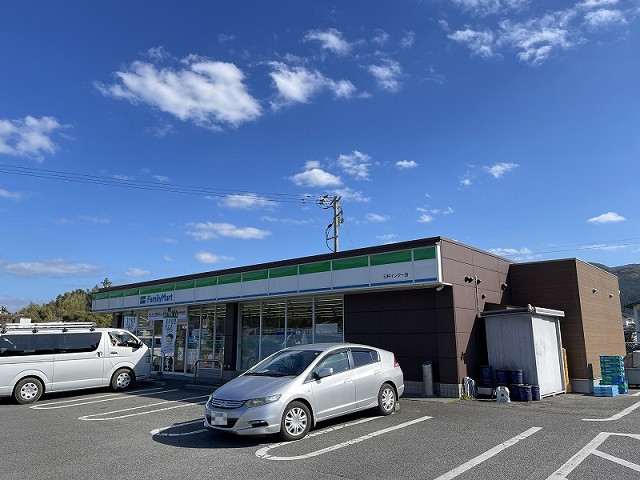 コンビニ　ファミリーマート 臼杵インター店（コンビニ）まで940m