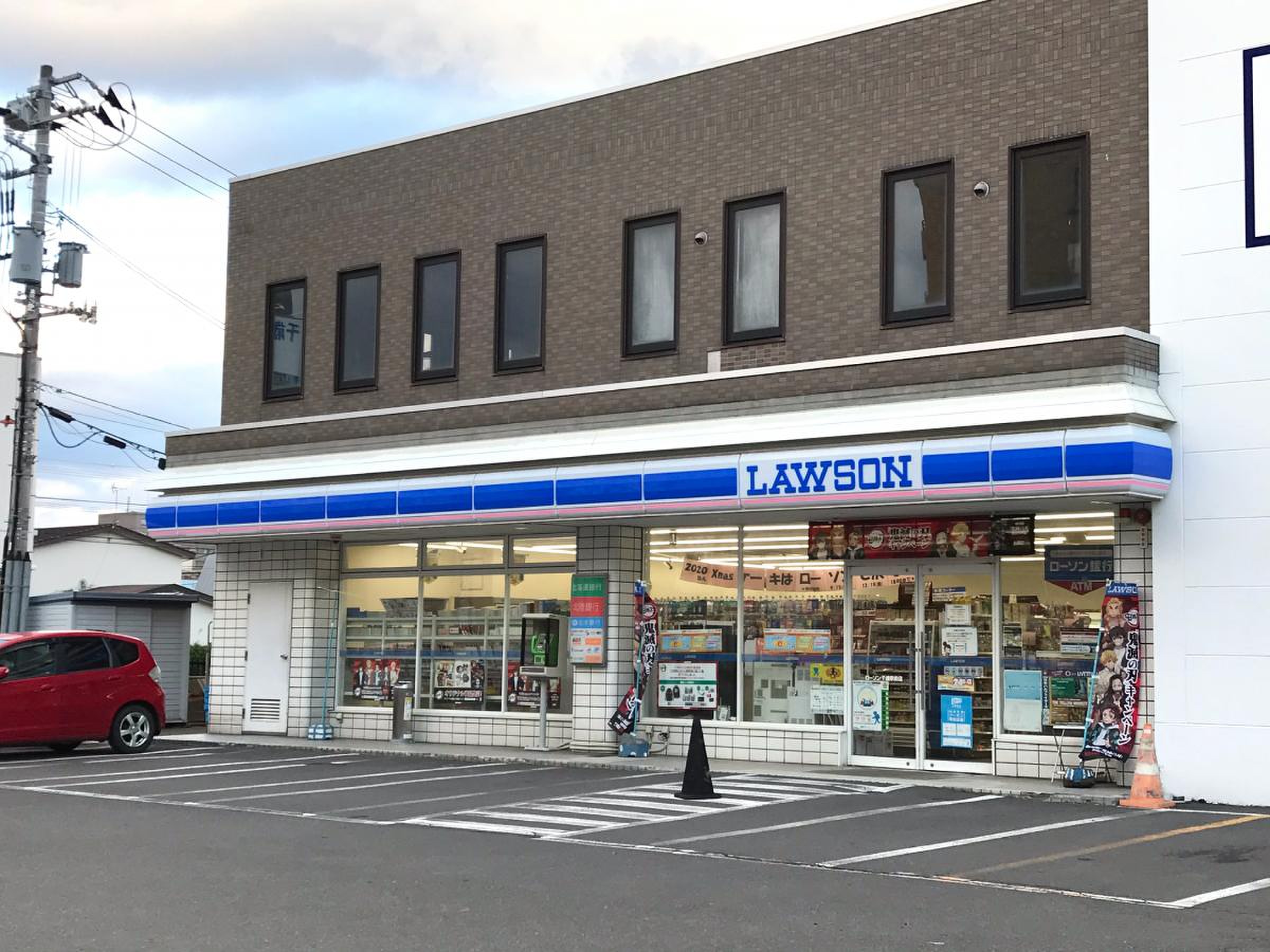 コンビニ　ローソン千歳駅前店（コンビニ）まで555m