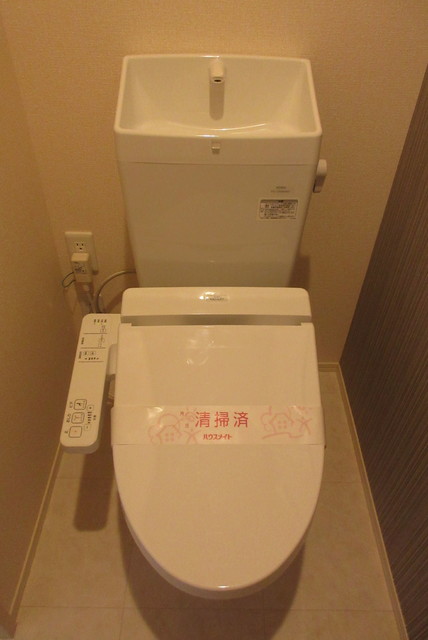 トイレ　温水洗浄便座
