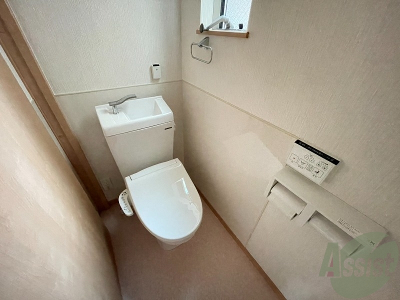 トイレ　トイレはこちらのウォシュレット付きになりますね。