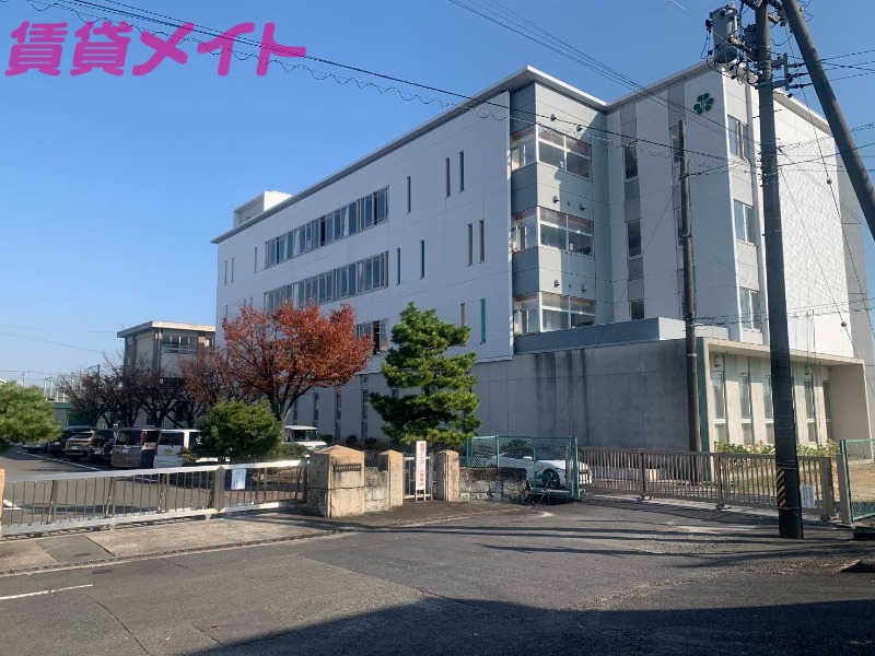 中学校　四日市市立富田中学校（中学校）まで683m