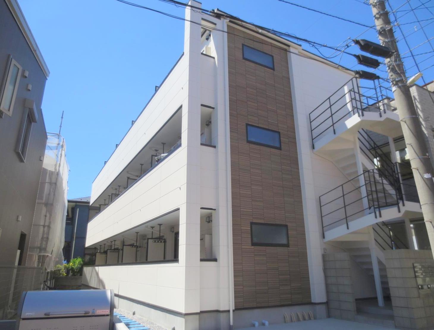 建物外観　白を基調とした建物外観です。