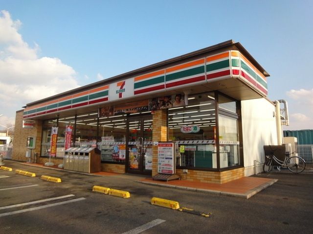 コンビニ　セブンイレブン（コンビニ）まで590m