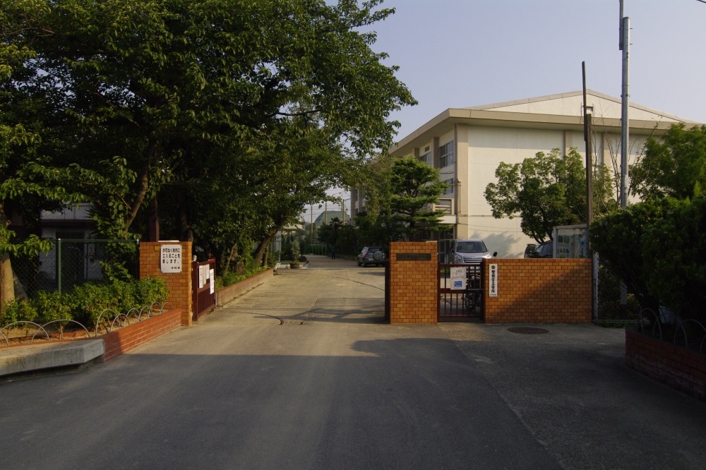 中学校　伊丹市立　西中学校（中学校）まで489m