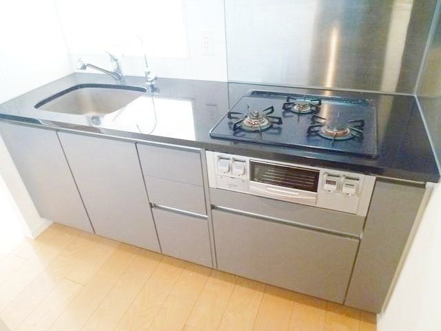 キッチン　ガス３口グリル付きシステムキッチン