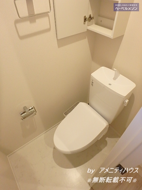 トイレ　●温水洗浄暖房便座付きの快適なトイレスペース。