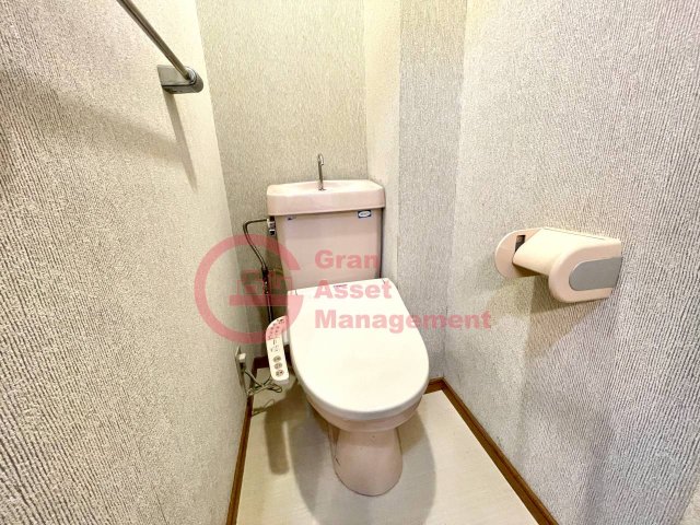 トイレ　落ち着いた色調のトイレです