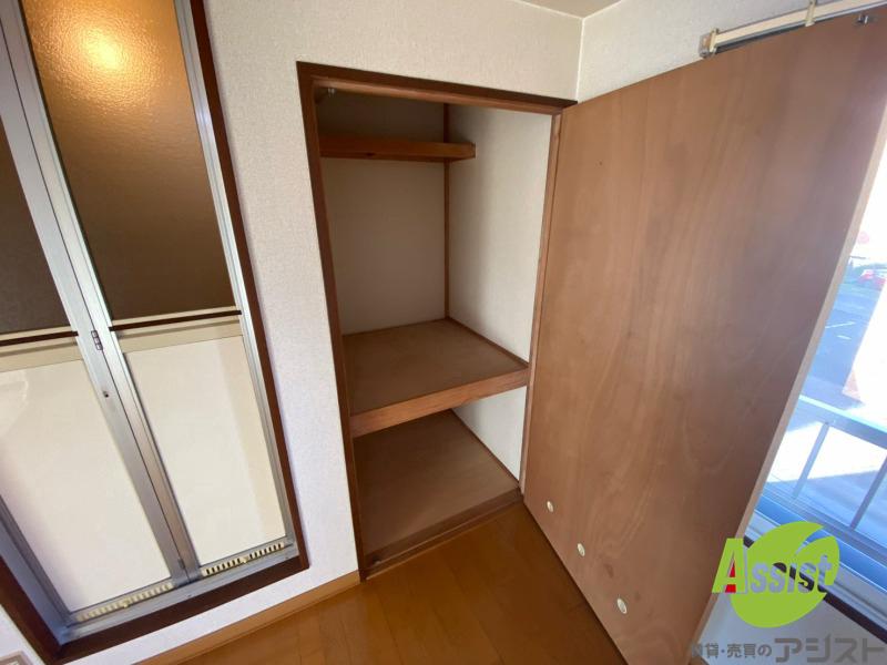 収納　収納を開けてみました。奥行きがありますね。