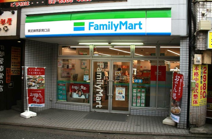 コンビニ　ファミリーマート 東武練馬駅南口店（コンビニ）まで985m