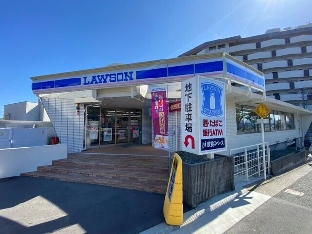 コンビニ　正門前ローソン（コンビニ）まで718m