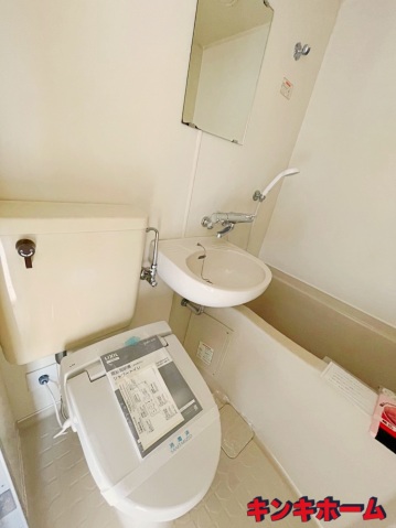 トイレ　写真は別のお部屋のものでございます。