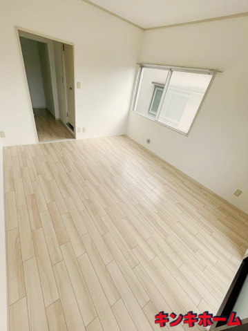 居室・リビング　写真は別のお部屋のものでございます。