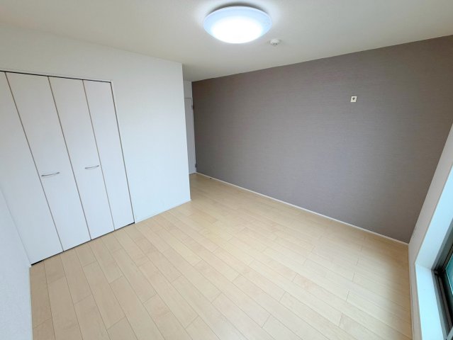 その他部屋・スペース　ゆとりのあるベッドルームで快適な睡眠をとってくださいね。