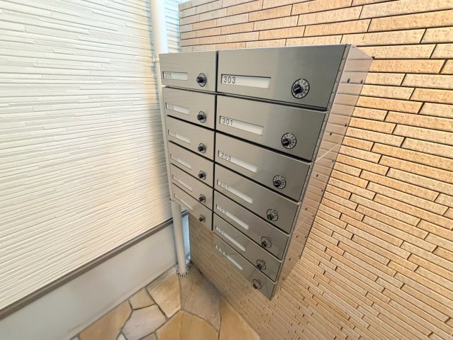 ロビー　ロビーにある各部屋毎のメールボックス。