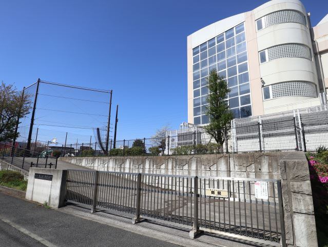 小学校　横浜市立東山田小学校（小学校）まで748m