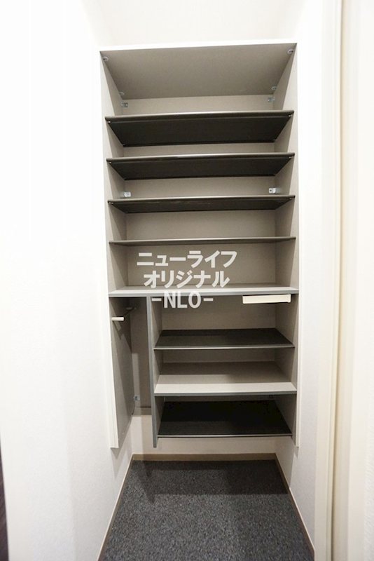 その他　靴だけでなく大きな荷物もまとめて収納できるSIC