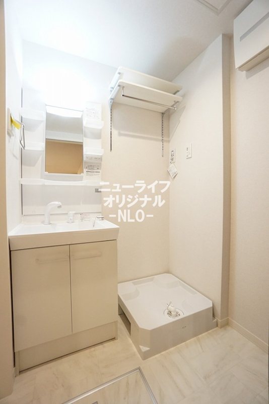 洗面設備　洗濯機置場もスペースが確保されており、使いやすい洗面室です