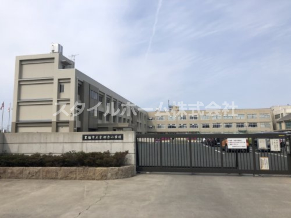 小学校　豊橋市立吉田方小学校（小学校）まで4901m