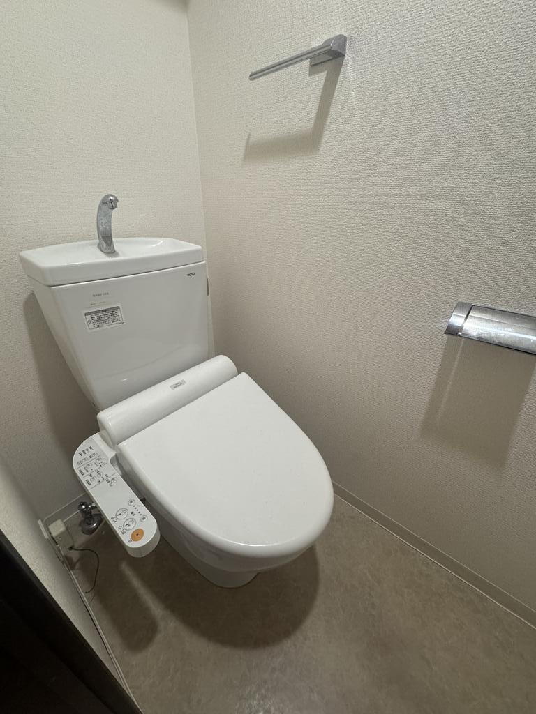 地下鉄堺筋線 長堀橋駅 徒歩7分 11階建 築14年のトイレ写真