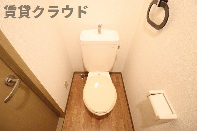 トイレ　落ち着いた色調のトイレです