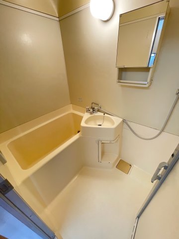 バス・シャワールーム　※画像は同物件別号室となります。