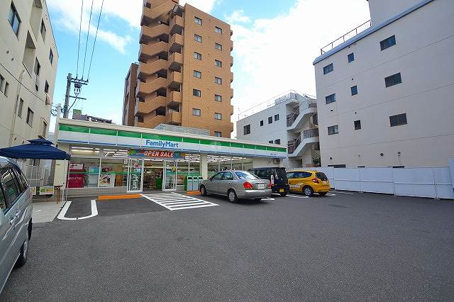 コンビニ　ファミリーマート三篠町三丁目店（コンビニ）まで93m
