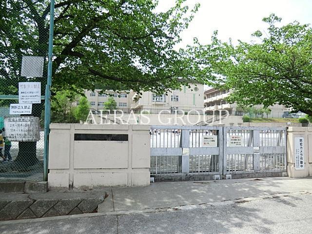 小学校　町田市立三輪小学校（小学校）まで915m