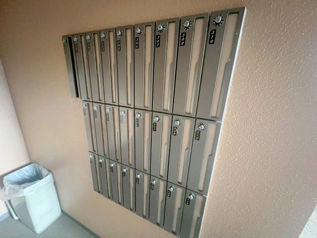 ロビー　ロビーにある各部屋毎のメールボックス。