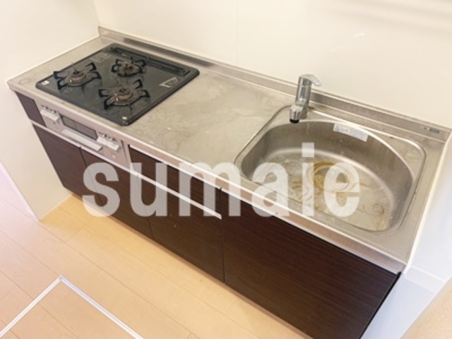 キッチン　ガスコンロ3口設置のキッチンです☆