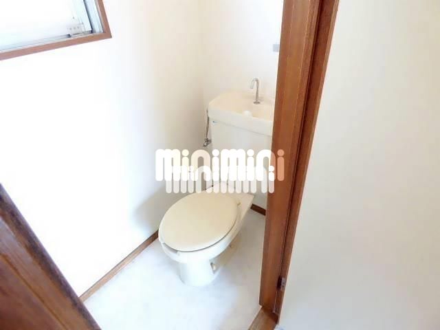 トイレ　窓付きのトイレです