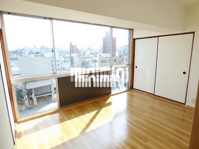 その他　東側のお部屋です。窓が特注です
