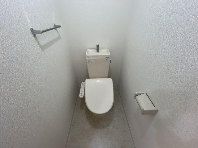 トイレ　※同一物件の別のお部屋の参考写真となります。