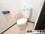 トイレ　落ち着いた色調のトイレです