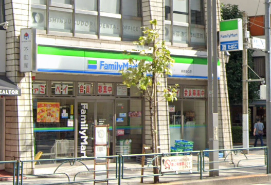 コンビニ　ファミリーマート 新宿通り店（コンビニ）まで54m