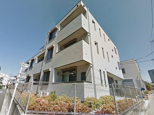 建物外観　３階建ての賃貸マンション